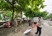 Tegakkan Perda Ketertiban Umum, Satpol PP Denpasar Tertibkan Media Promosi di Fasilitas Umum Satpol PP Denpasar