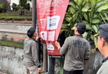 Jaga Ketertiban dan Estetika Kota, Satpol PP Denpasar Tertibkan Media Promosi di Fasilitas Umum Tertibkan Media Promosi