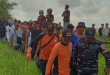 Ditabrak Mobil Hingga Jatuh ke Selokan, Serina Ditemukan Meninggal di Pantai Lingga Tim SAR Gabungan saat melakukan proses evakuasi terhadap jasad Made Serina yang hanyut ke selokan usai ditabrak mobil di Traffic Light Jalan Laksamana, Desa Baktiseraga, Buleleng pada Senin (12/1/2026). Sumber Foto : Istimewa