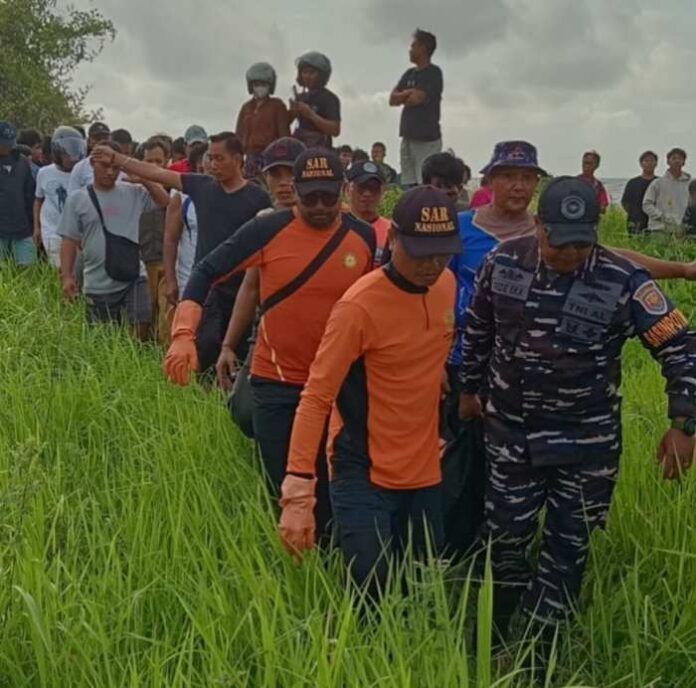 Tim SAR _bpn Tim SAR Gabungan saat melakukan proses evakuasi terhadap jasad Made Serina yang hanyut ke selokan usai ditabrak mobil di Traffic Light Jalan Laksamana, Desa Baktiseraga, Buleleng pada Senin (12/1/2026). Sumber Foto : Istimewa