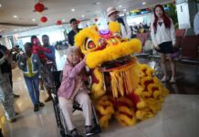 Semarak Imlek di Bandara I Gusti Ngurah Rai, Atraksi Barongsai Sambut Penumpang Semarak Imlek di Bandara I Gusti Ngurah Rai, Atraksi Barongsai Sambut Penumpang