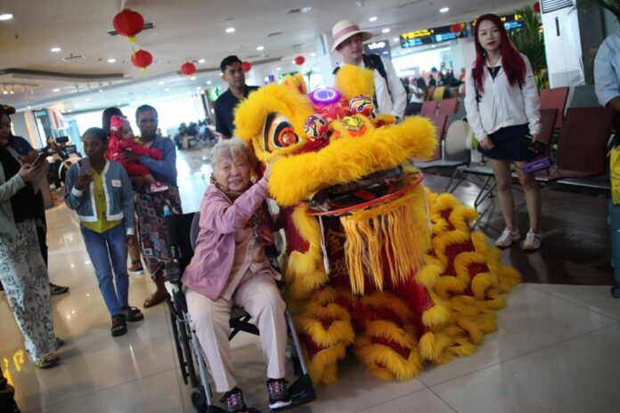 Semarak Imlek di Bandara I Gusti Ngurah Rai, Atraksi Barongsai Sambut Penumpang