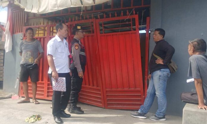 Polisi saat melakukan pengecekan TKP toko di Desa Tamblang, Kecamatan Kubutambahan, Buleleng yang dibobol maling. Sumber Foto : Istimewa