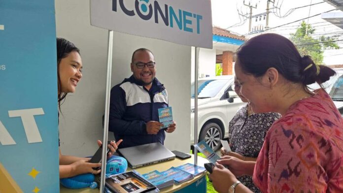 Petugas ICON Plus memberikan penjelasan mengenai layanan internet ICONNET kepada peserta UMKM pada booth informasi, sebagai bagian dari dukungan peningkatan konektivitas usaha di Rumah BUMN Denpasar.