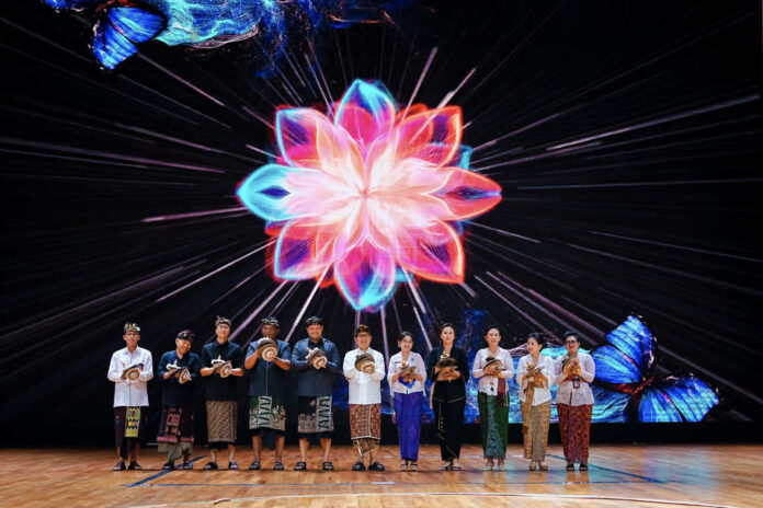 BaliPortalNews_ Bulan Bahasa Bali dan penyerahan Dana Kreativitas (1) Bupati Wayan Adi Arnawa didampingi Wabup Bagus Alit Sucipta secara resmi membuka Bulan Bahasa Bali VIII Tahun 2026 yang ditandai dengan membunyikan Gamelan Ceng-Ceng, di Balai Budaya Giri Nata Mandala, Puspem Badung, Jumat (30/1/2026). Sumber Foto : Istimewa