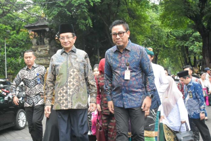 BaliPortalNews_ DAMPINGI Wakil Wali Kota Denpasar, I Kadek Agus Arya Wibawa saat menghadiri Parade Budaya Bhakti Pertiwi Widyalaya yang digelar Ditjen Bimas Hindu Kementerian Agama RI dan dibuka langsung Menteri Agama RI, KH. Nasaruddin Umar di Jaba Pura Agung Jagatnatha Denpasar, Jumat (13/2/2026). Sumber Foto : Istimewa