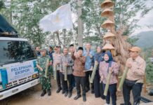 Desa Sejahtera Astra Temon Pacitan Lepas Ekspor Gula Aren Organik ke Malaysia, Belanda, dan Australia Flag-off pelepasan ekspor komoditas gula aren organik Desa Sejahtera Astra Temon Pacitan, Kabupaten Pacitan, Jawa Timur, ke Malaysia, Belanda, dan Australia pada Kamis (12/2/2026) oleh Menteri Desa dan Pembangunan Daerah Tertinggal Republik Indonesia, Yandri Susanto; Bupati Pacitan, Indrata Nur Bayuaji serta didampingi Head of Environment & Social Responsibility Astra, Diah Suran Febrianti. Sumber Foto : Istimewa