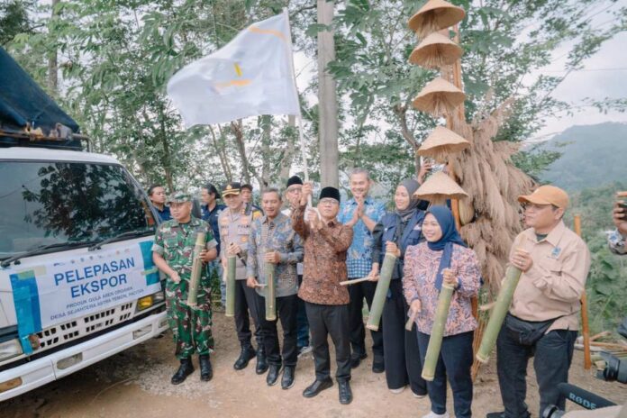 Flag-off pelepasan ekspor komoditas gula aren organik Desa Sejahtera Astra Temon Pacitan, Kabupaten Pacitan, Jawa Timur, ke Malaysia, Belanda, dan Australia pada Kamis (12/2/2026) oleh Menteri Desa dan Pembangunan Daerah Tertinggal Republik Indonesia, Yandri Susanto; Bupati Pacitan, Indrata Nur Bayuaji serta didampingi Head of Environment & Social Responsibility Astra, Diah Suran Febrianti. Sumber Foto : Istimewa