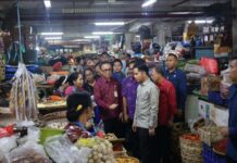 Wali Kota Jaya Negara Dampingi Kunjungan Wapres RI Gibran ke Pasar Badung Wali Kota Jaya Negara Dampingi Kunjungan Wapres RI Gibran ke Pasar Badung