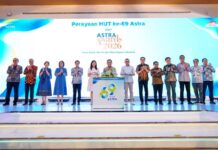 HUT ke-69 Astra, Perjalanan Membangun Negeri Presiden Komisaris Astra, Prijono Sugiarto (keenam kanan), Komisaris Independen Astra, Muliaman Darmansyah Hadad (kelima kanan), Presiden Direktur Astra Djony Bunarto Tjondro (ketujuh kiri), Direksi Astra, beserta Eksekutif Astra dalam perayaan HUT ke-69 Astra, Jumat (20/2/2026). Sumber Foto : Istimewa