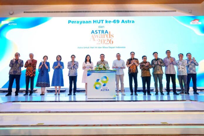 BaliPortalNews_ HUT ASTRA Presiden Komisaris Astra, Prijono Sugiarto (keenam kanan), Komisaris Independen Astra, Muliaman Darmansyah Hadad (kelima kanan), Presiden Direktur Astra Djony Bunarto Tjondro (ketujuh kiri), Direksi Astra, beserta Eksekutif Astra dalam perayaan HUT ke-69 Astra, Jumat (20/2/2026). Sumber Foto : Istimewa