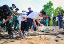 Bupati Adi Arnawa Tegaskan Komitmen Pemkab Badung Jaga Kebersihan Pesisir Secara Berkelanjutan Pemkab Badung berkomitmen jaga kebersihan pesisir pantai di wilayah Kabupaten Badung dengan pembersihan secara rutin di sepanjang garis pantai. Sumber Foto : Istimewa