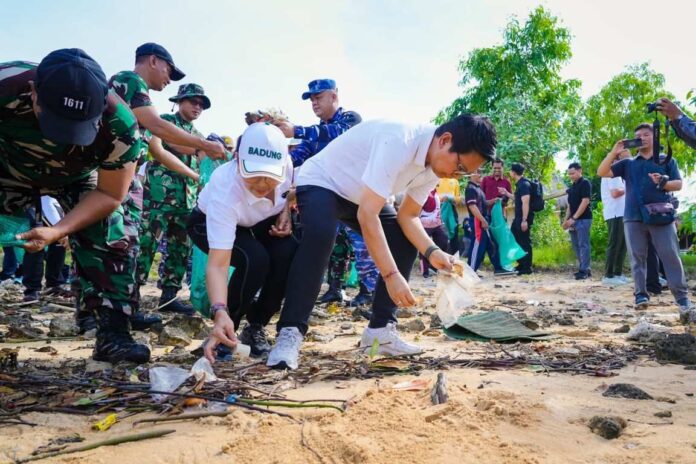 Pemkab Badung berkomitmen jaga kebersihan pesisir pantai di wilayah Kabupaten Badung dengan pembersihan secara rutin di sepanjang garis pantai. Sumber Foto : Istimewa