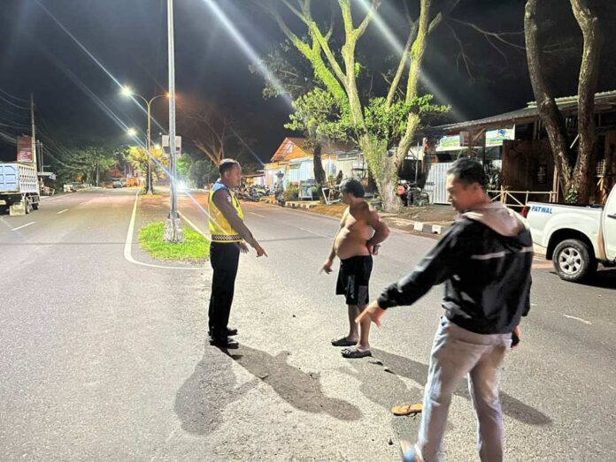 Pejalan Kaki Tak Sadarkan Diri Usai Ditabrak Motor di Jalur 11