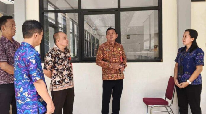 Kadisdik Tabanan Kunjungi SMPN 2 Marga, Terkait 15 Murid Mengalami Kerauhan