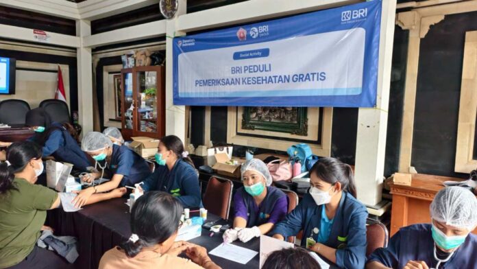BaliPortalNews_ Kesehatan Gratis BRI Peduli Gelar Pemeriksaan Kesehatan Gratis untuk Warga Desa Sumerta Kelod dan Penanaman 100 Pohon Produktif