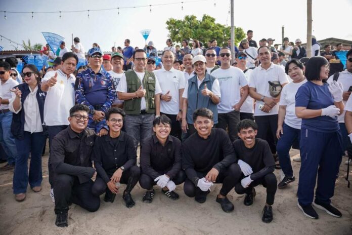 Kolaborasi dengan Pandawara Group, InJourney Ajak Masyarakat Gotong Royong Lewat Beach Clean Up di Bali