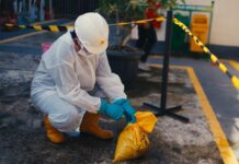 PLN Perkuat Pengelolaan Limbah B3 Demi Keamanan Lingkungan dan Kenyamanan Masyarakat Kegiatan pengemasan serbuk gergaji hasil penyerapan limbah B3 yang dilakukan pada tahapan simulasi TPS B3. Sumber Foto : Istimewa