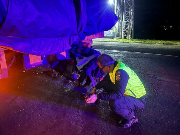 BaliPortalNews_ Laka Bypass Tabanan 01 - ist Tabrak Truk Parkir, Pemotor Tewas Seketika di TKP