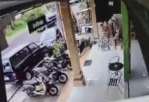Pengemudi Kurang Konsentrasi, Ayla Seruduk Kijang dan Tiga Motor Parkir Pengemudi Kurang Konsentrasi, Ayla Seruduk Kijang dan Tiga Motor Parkir