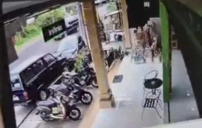 BaliPortalNews_ Laka Kutuh 01 - ist Pengemudi Kurang Konsentrasi, Ayla Seruduk Kijang dan Tiga Motor Parkir
