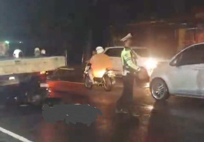 Pemotor Tanpa Identitas Tewas Tabrak Bagian Belakang Tronton