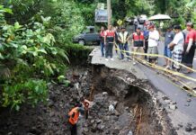 Jalan Rusak Akibat Longsor di Banjar Anyar Jalan Rusak Akibat Longsor di Banjar Anyar
