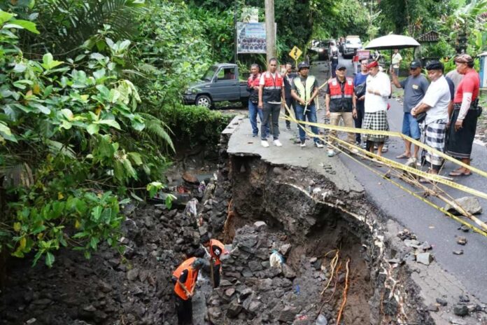 Jalan Rusak Akibat Longsor di Banjar Anyar