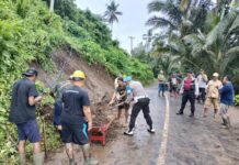 Dua Titik Longsor di Selemadeg Menutup Badan Jalan Dua Titik Longsor di Selemadeg Menutup Badan Jalan