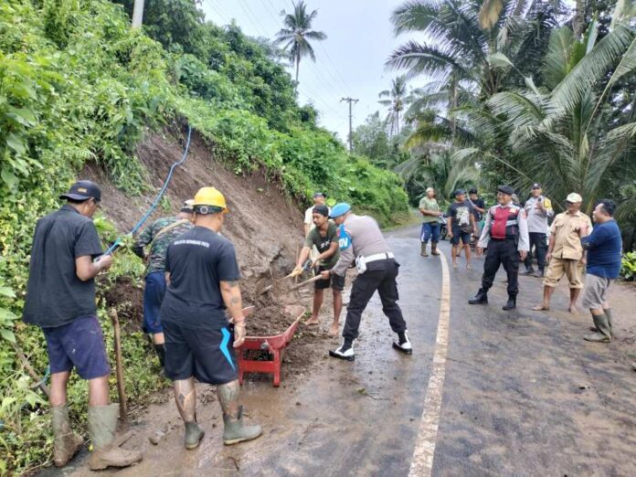 BaliPortalNews_ Longsor Wanagiri 01 - ist Dua Titik Longsor di Selemadeg Menutup Badan Jalan