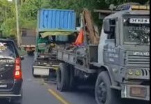 Dua Truk Serempetan di Tanjakan Lumajang Dua Truk Serempetan di Tanjakan Lumajang