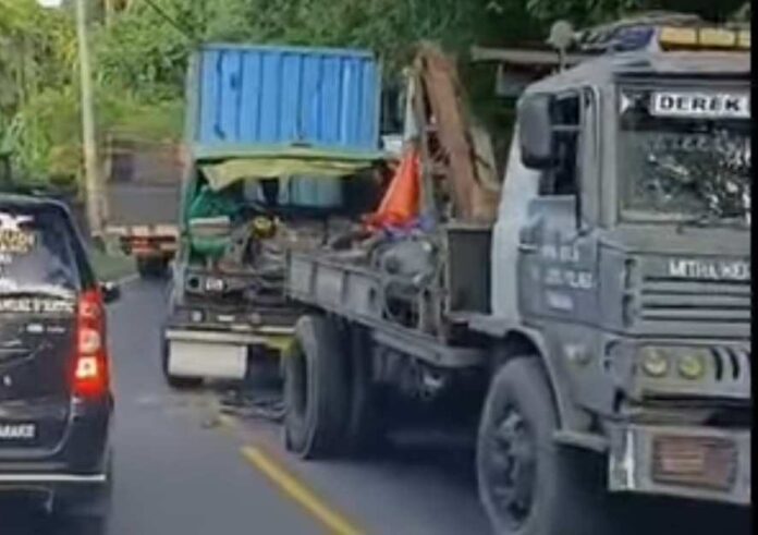BaliPortalNews_ Lumajang Laka 01 - ist Dua Truk Serempetan di Tanjakan Lumajang