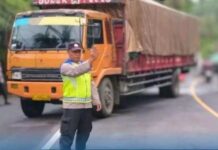Truk Mogok Melintang di Jalan Tanjakan Samsam Truk Mogok Melintang di Jalan Tanjakan Samsam