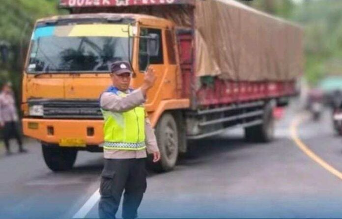 Truk Mogok Melintang di Jalan Tanjakan Samsam