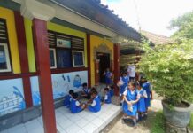 Sate Menu MBG di Karangasem Dikeluhkan “Masem”, SPPG Beri Penjelasan Murid-murid sedang makan bekal dari orang tuanya