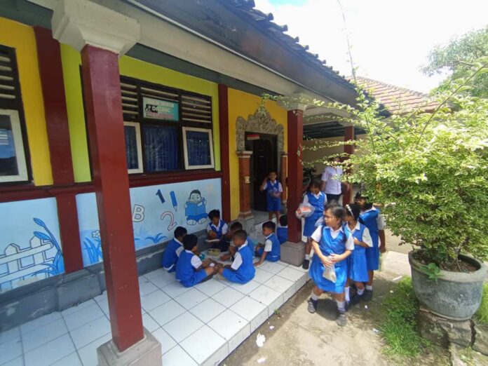 BaliPortalNews_ Murid Murid-murid sedang makan bekal dari orang tuanya