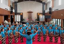 Nenek 83 Tahun Ikut Berkompetisi di Pasanggiri Angklung AHM Nenek 83 Tahun Ikut Berkompetisi di Pasanggiri Angklung AHM