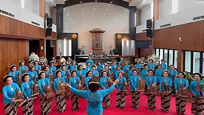 Nenek 83 Tahun Ikut Berkompetisi di Pasanggiri Angklung AHM