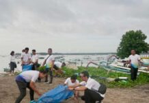 Dukung Lingkungan Sehat dan Pariwisata Berkelanjutan, PLN UP2D Bali Gelar Gerakan Bersih Pantai Semeton PLN UP2D Bali sedang melaksanakan kegiatan Bersih Pantai di Pantai Merta Sari Denpasar