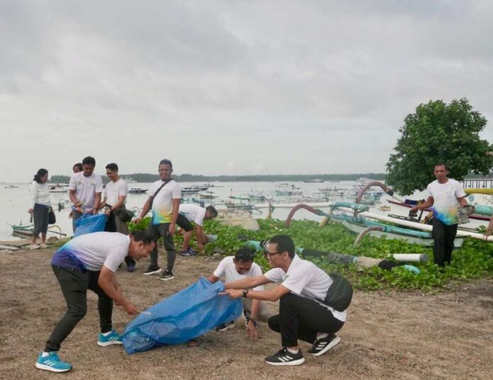 Semeton PLN UP2D Bali sedang melaksanakan kegiatan Bersih Pantai di Pantai Merta Sari Denpasar