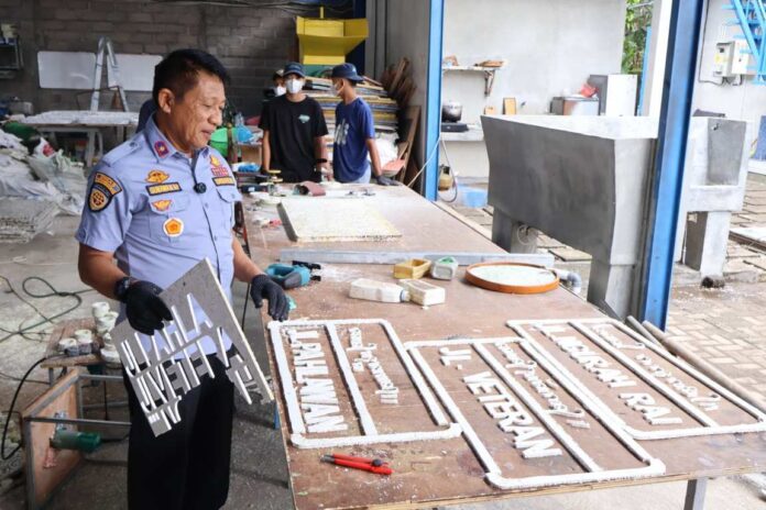 Pakai Limbah Plastik Daur Ulang, Dishub Buleleng Hadirkan Papan Nama Jalan Inovatif Ramah Lingkungan