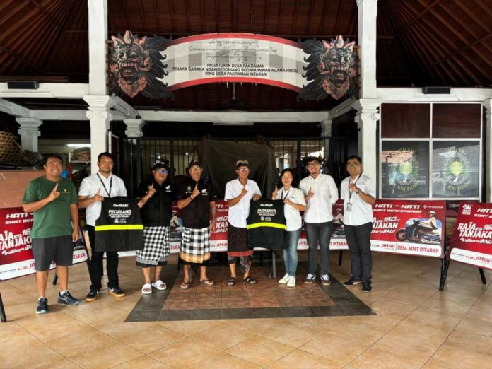 Astra Motor Bali Serahkan Plang Rambu Hati-Hati dan Rompi Pecalang Dukung Kelancaran Kegiatan Adat Desa Intaran