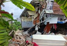Rumah Amblas di Subagan, Pasutri Tertimbun Reruntuhan Rumah Amblas di Subagan, Pasutri Tertimbun Reruntuhan