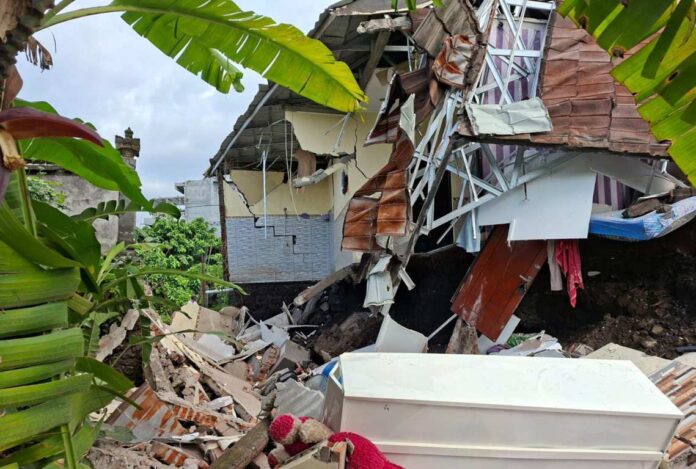 BaliPortalNews_ Rumah Amblas Rumah Amblas di Subagan, Pasutri Tertimbun Reruntuhan