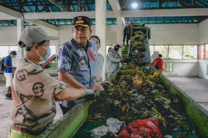 BaliPortalNews_ Sampah Bupati Karangasem, I Gusti Putu Parwata saat meninjau langsung Tempat Pembuangan Akhir (TPA) Linggasana, Banjar Dinas Butus, Selasa (10/2/2026). Sumber Foto : Istimewa