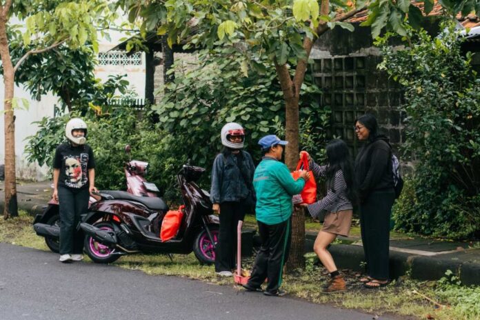Gandeng Komunitas Honda Stylo, Astra Motor Bali Bagikan 50 Paket Sembako untuk Petugas Kebersihan