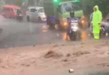 Banjir Debris Terjang Jalur Sanghyang Ambu, Lalin Sempat Lumpuh Banjir Debris Terjang Jalur Sanghyang Ambu, Lalin Sempat Lumpuh