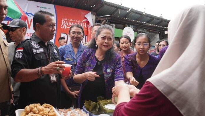 Tak Ditemukan Boraks dan Formalin, Loka POM dan Ketua TP PKK Buleleng Tinjau Keamanan Takjil di Kampung Anyar
