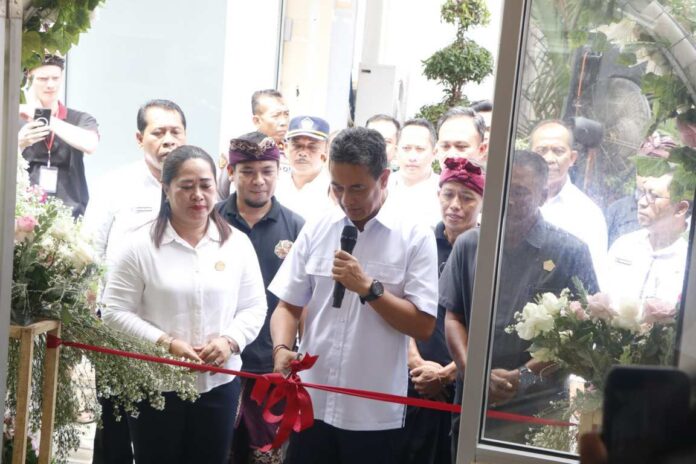 Wakil Bupati Buleleng, Gede Supriatna meluncurkan Rumah Pajang UMKM Asosiasi Pengusaha Mikro Kecamatan Banjar (Singa Ratna) yang berlokasi di Aula Kantor Camat Banjar, Rabu (11/2/2026)