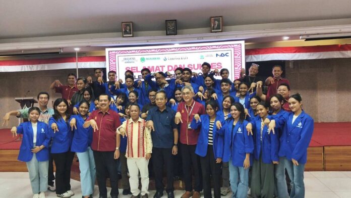 Bupati Ngada, Raymundus Bena dan Rektor ITB STIKOM Bali, Dr. Dadang Hermawan bersama mahasiswa ITB STIKOM Bali asal Kabupaten Ngada, Flores. Sumber Foto : Istiemwa